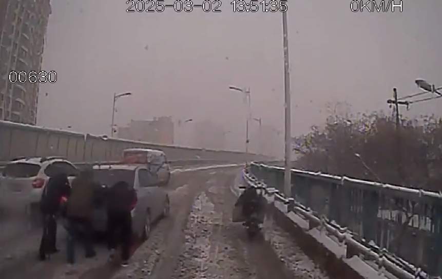 更多公交“推车侠”现身 他们是这座城最温暖的底色