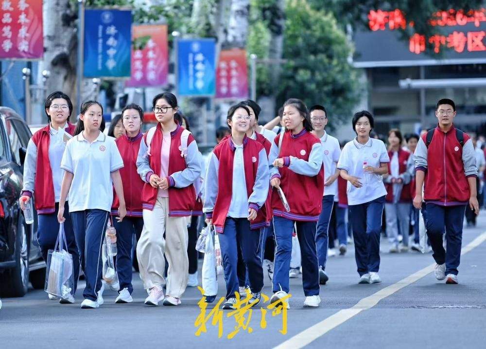 步履从容笑意浓，济南中考学子自信离场