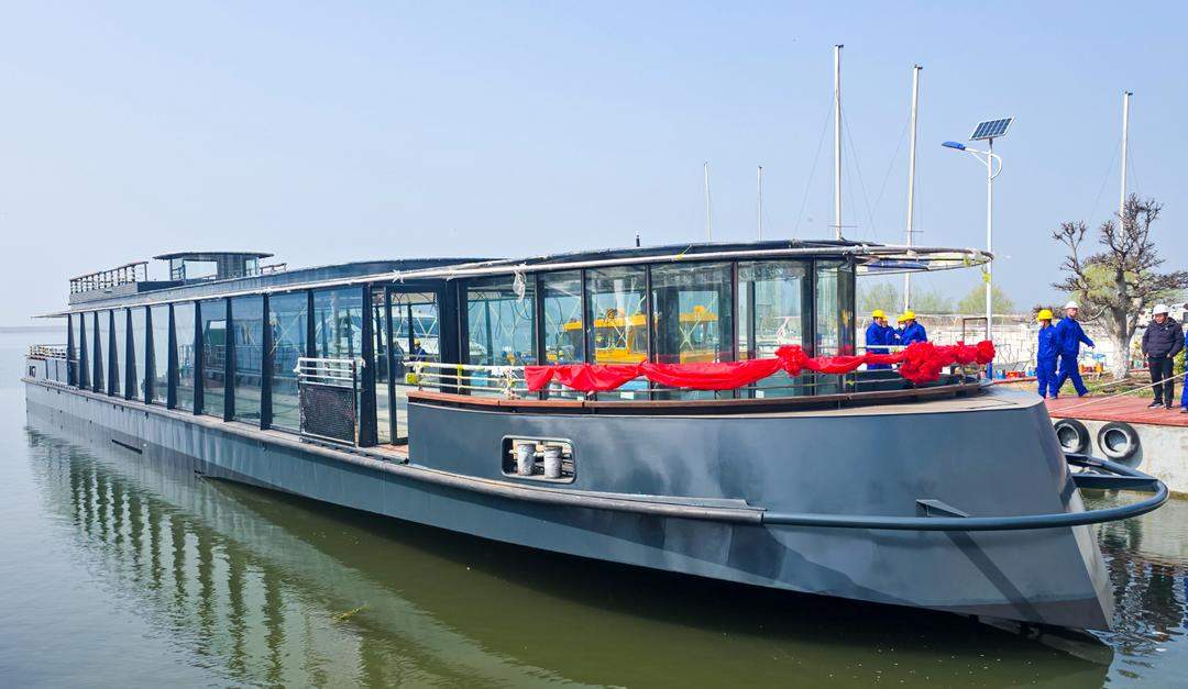山东造内河游船挺进法国塞纳河，在微山湖顺利下水