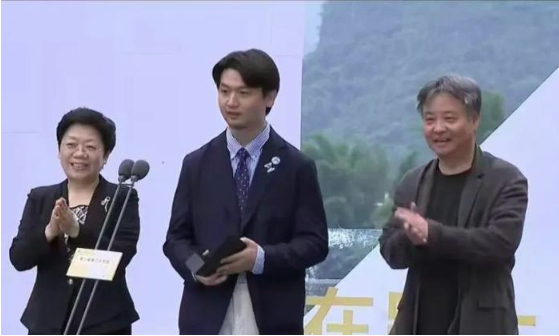 “越过山丘,却发现无人等候……”这段获奖感言,刷屏了!