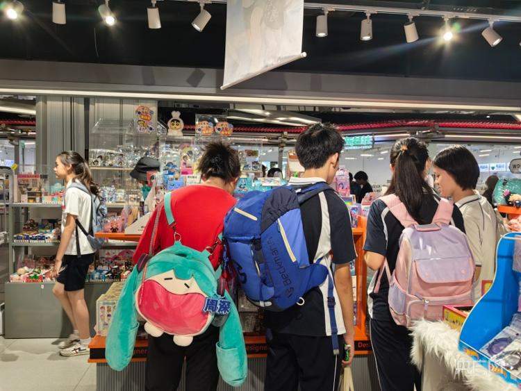 青少年热衷“买谷子”，他们到底在买什么？