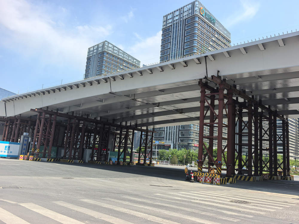 项目强省会｜济南凤凰黄河大桥南延工程首跨跨路钢箱梁顺利架设