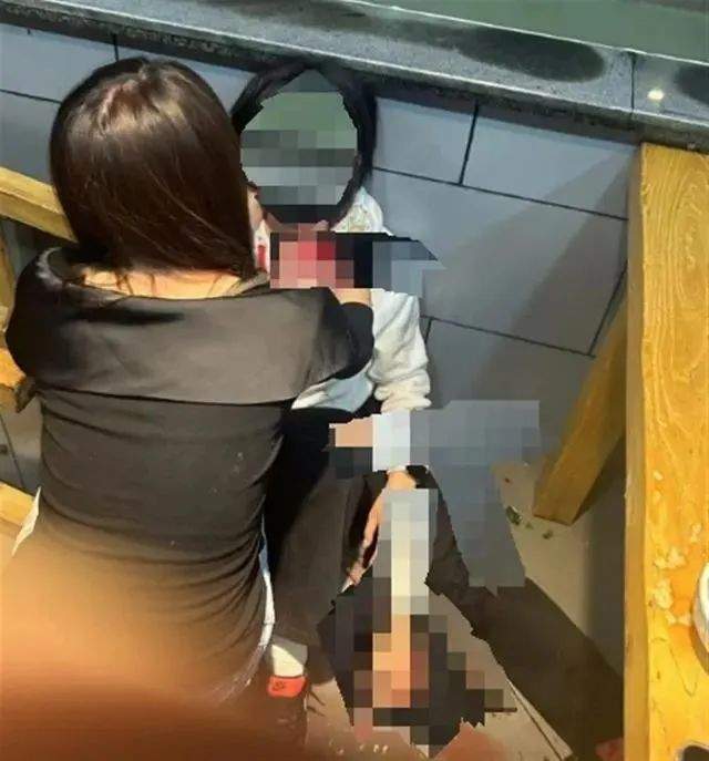 索要联系方式未果，3男子殴打多名女生，律师最新解读