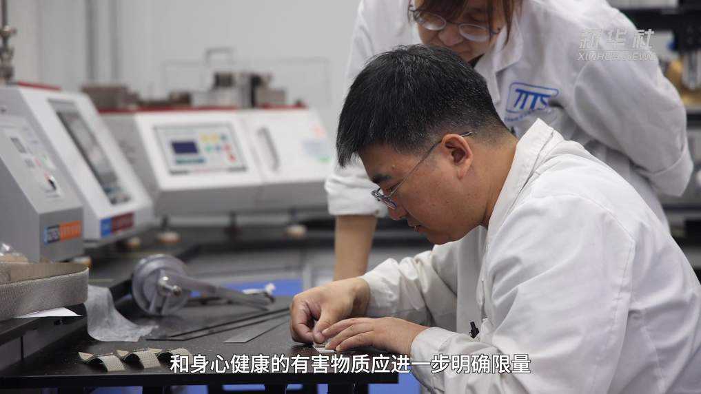 网红 “捏捏乐” 为何成 “毒玩具”？生产乱象与监管盲区双重困局待解