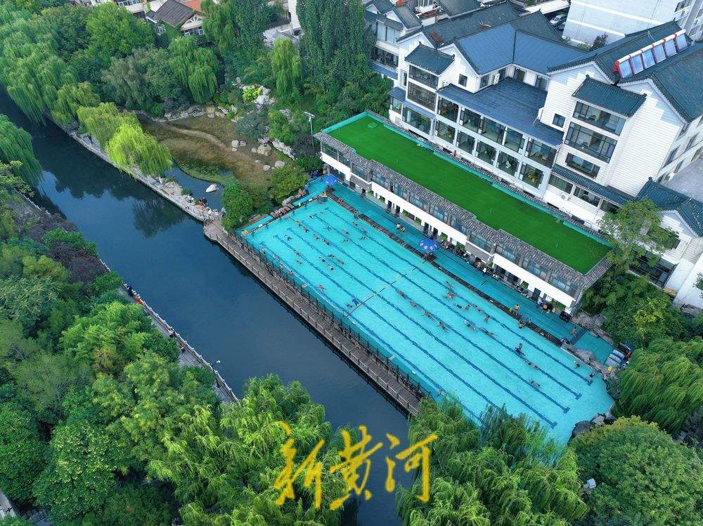 双节假期济南泉水浴场人气足