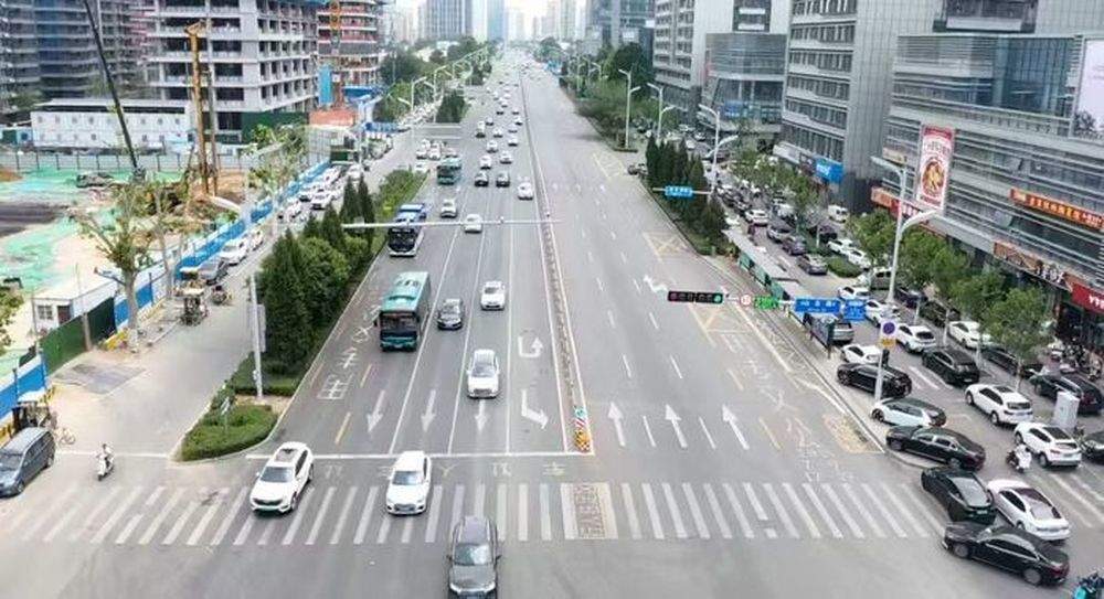 一灯善治“解”城市堵点，济南城区400余处路口更新信号配时方案