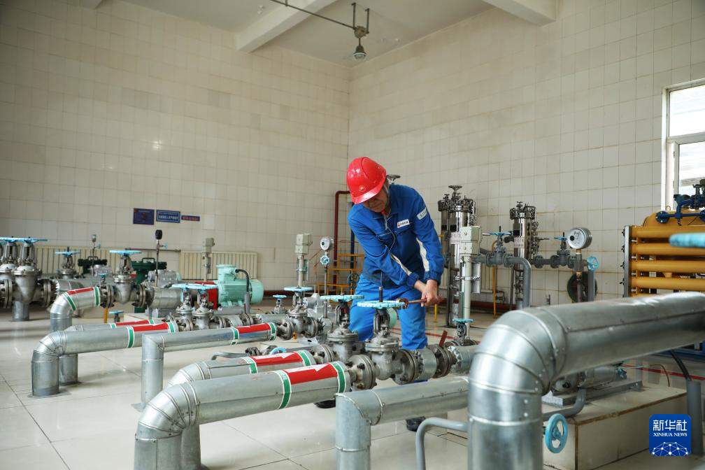 中国经济样本观察·县域样本篇丨面对石油资源枯竭，这座戈壁小城是如何走出困境的？