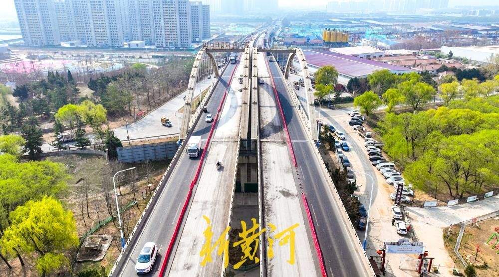 济南：跨黄大桥路面翻新 沥青摊铺即将展开