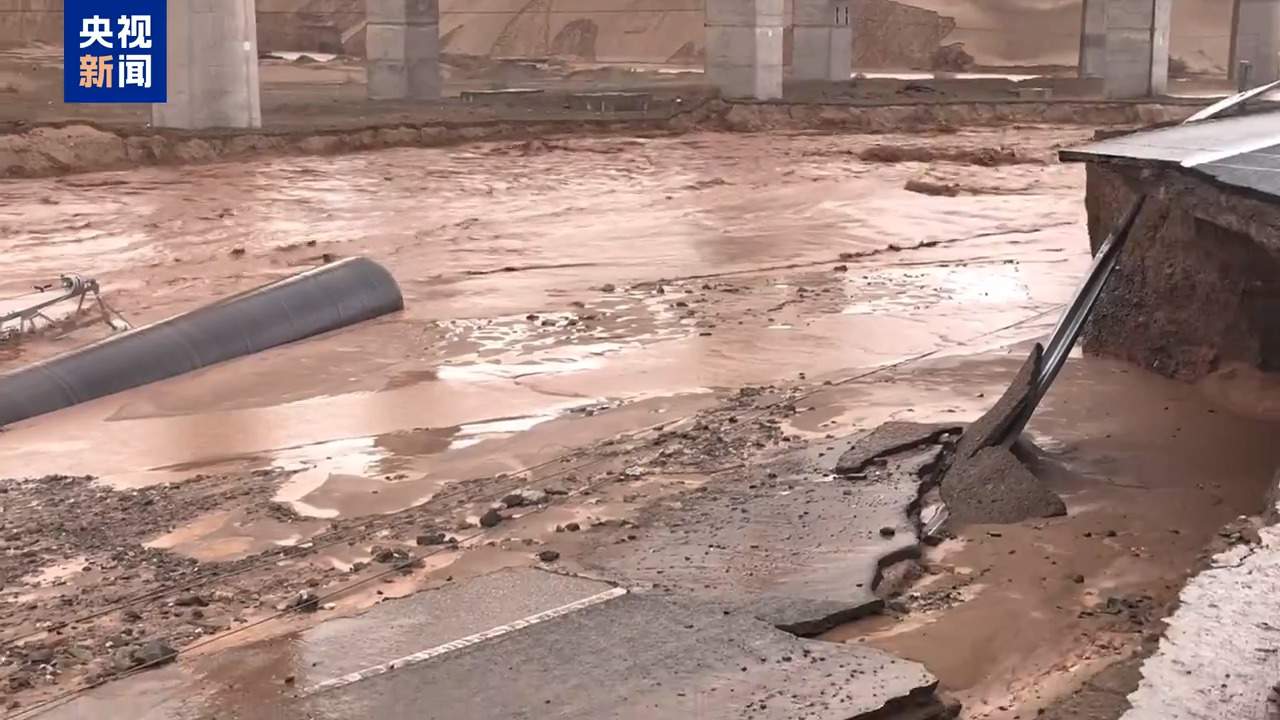 G215线甘肃敦煌段发生水毁塌陷 双向交通管制车辆需绕行