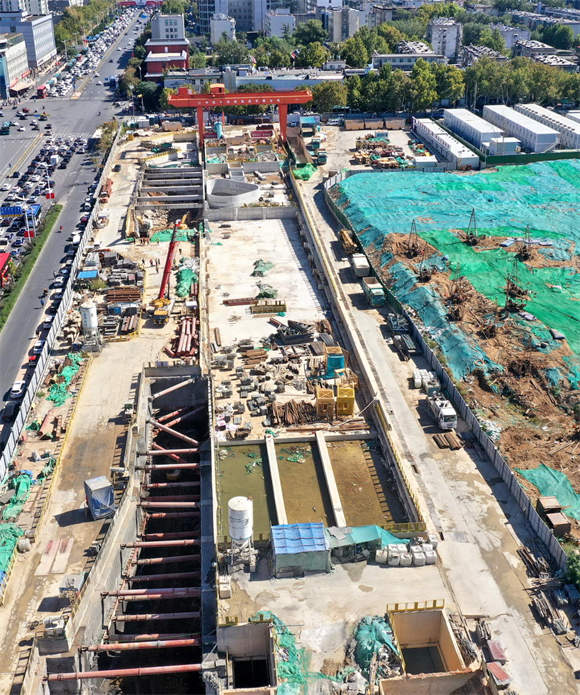 济南地铁4号线千佛山站全景，东西两侧地下隧道已全部贯通