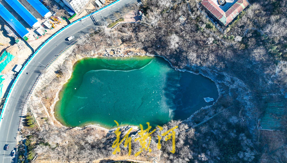 山体镶碧玉 济南中央商务区唯一名泉结冰