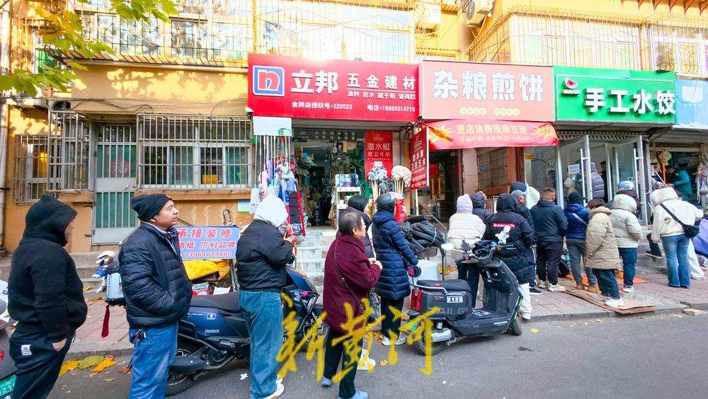 夫妻独创“琉璃地瓜”火爆出圈 社区小店排起网红长队