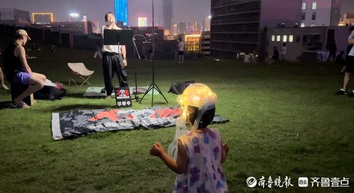 每到夜晚,山上便“长满了人”!济南“菠萝山”音乐会悄然走红