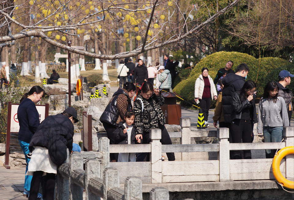 济南气温快速回升，市民游客提前秀春装