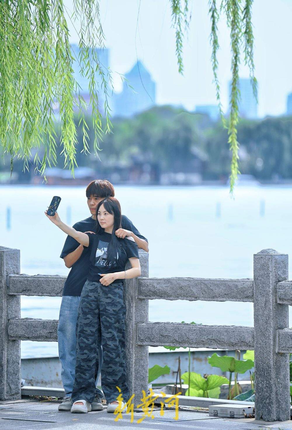 暑期落幕泉水游仍热，游客大明湖北岸品荷赏灯