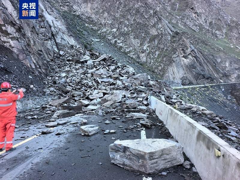 独库公路部分路段因山体塌方实行双向交通管制