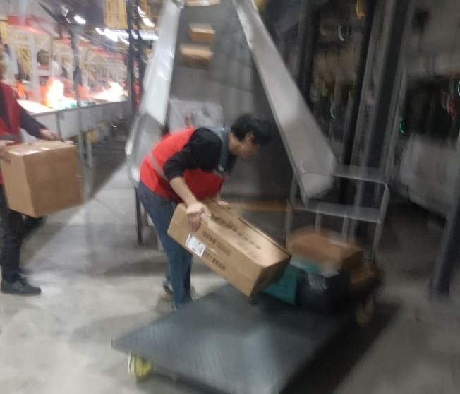 亲历通宵快递分拣：11小时赚了209元，一度困乏到崩溃