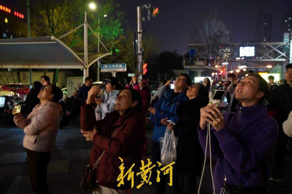 夜空画出“第12人”！济南数百架无人机为“京鲁大战”上演热血应援