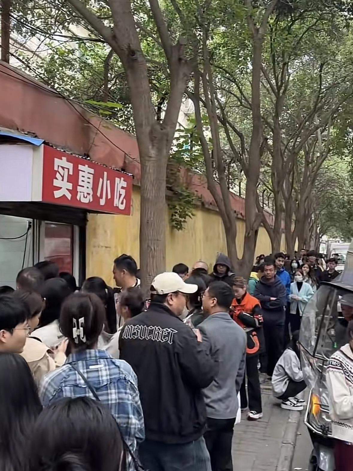 千万粉丝博主“乌啦啦”带火郑州街头小吃店，顾客等待四小时吃上一碗“炒八掺”，老板限购每人一份