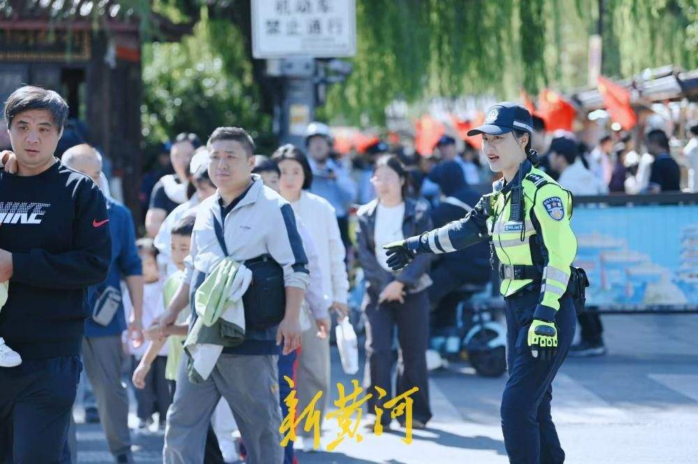飒爽女警在岗护航，守护济南大明湖畔假日出行路