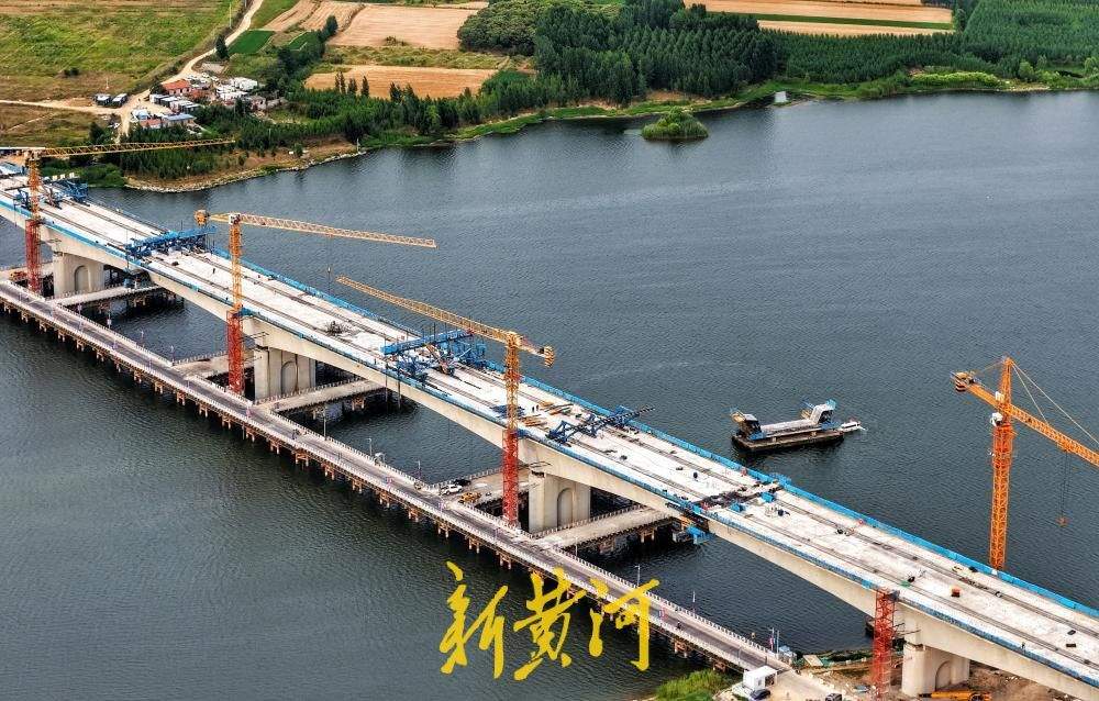 潍宿高铁至青岛连接线跨墙夼水库十万吨级特大桥成功合龙