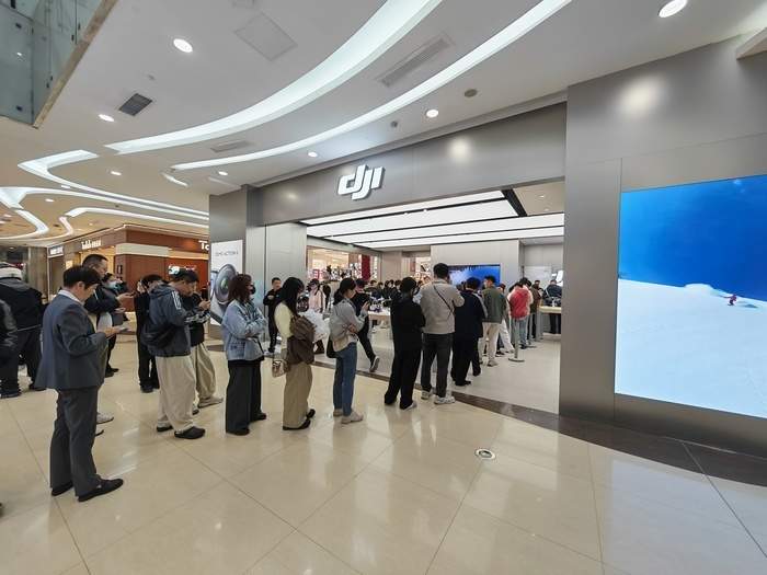 大疆Pocket 4发售即秒空，济南线下门店排长队