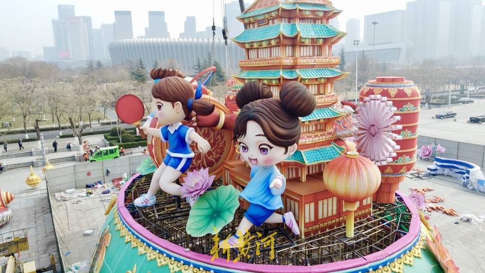 “泉”在济南过大年｜迷你版超然楼兼具运动风主题花灯落户济南奥体中心