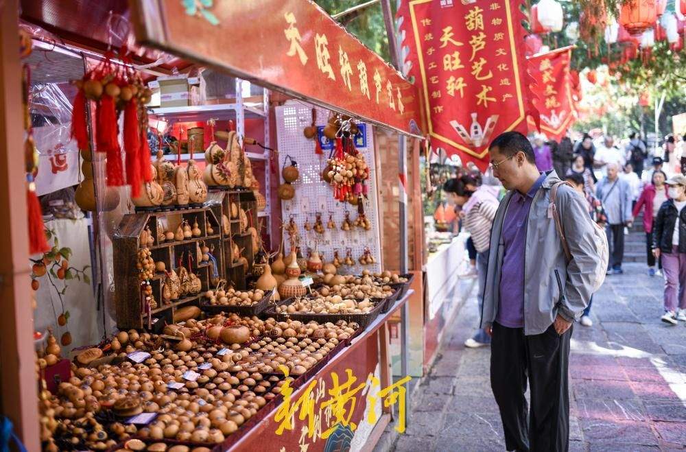 国庆市集开进千佛山登山主路，非遗文创风味小吃烟火气十足
