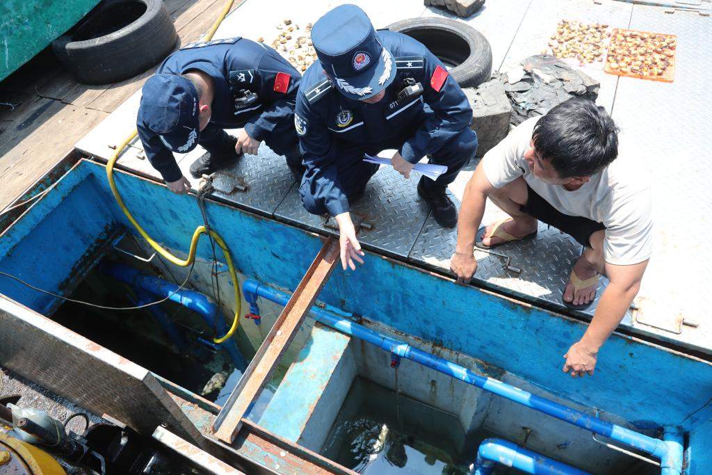 中国海警强化黄岩岛海域执法服务