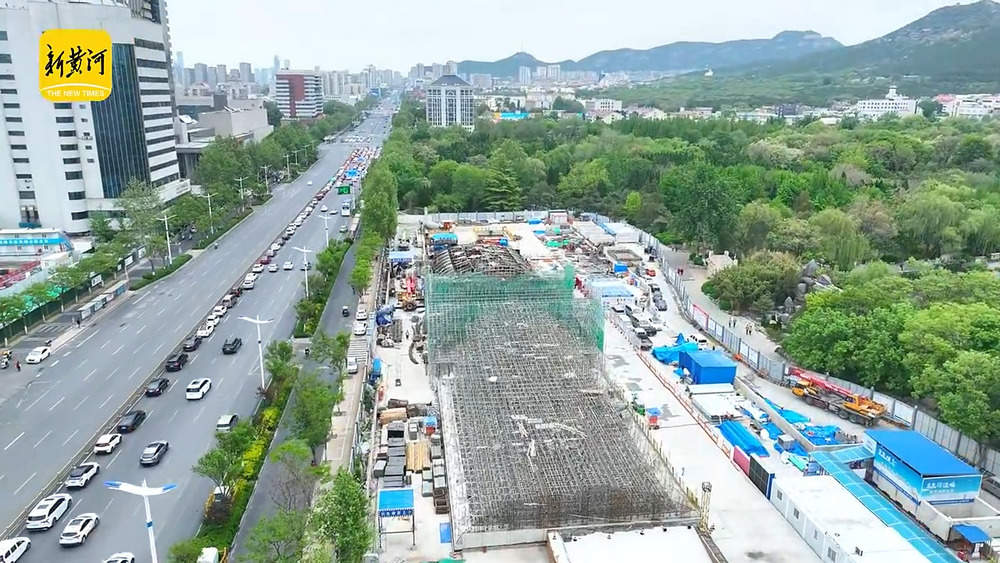 济南地铁4号线地上站与泉城公园相融，首次采用双曲薄壳钢筋混凝土结构