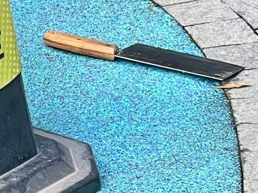 成都警方通报“小区天降菜刀”：嫌疑人对室友厨房物品摆放方式不满故高空抛物，被刑拘