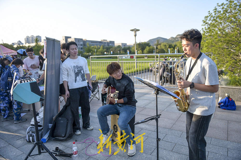 2025级济南市大学生开学典礼设青春市集 汇聚校园活力与地域特色