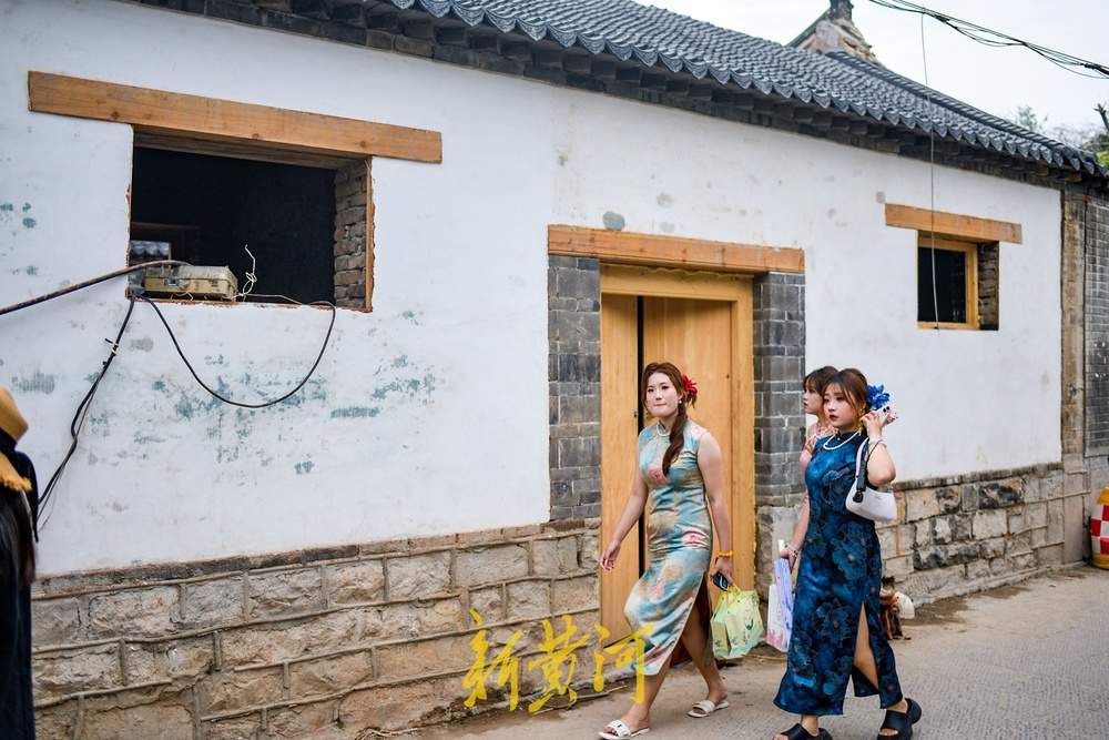 修屋顶换瓦片，济南明府城老建筑进行整体修缮