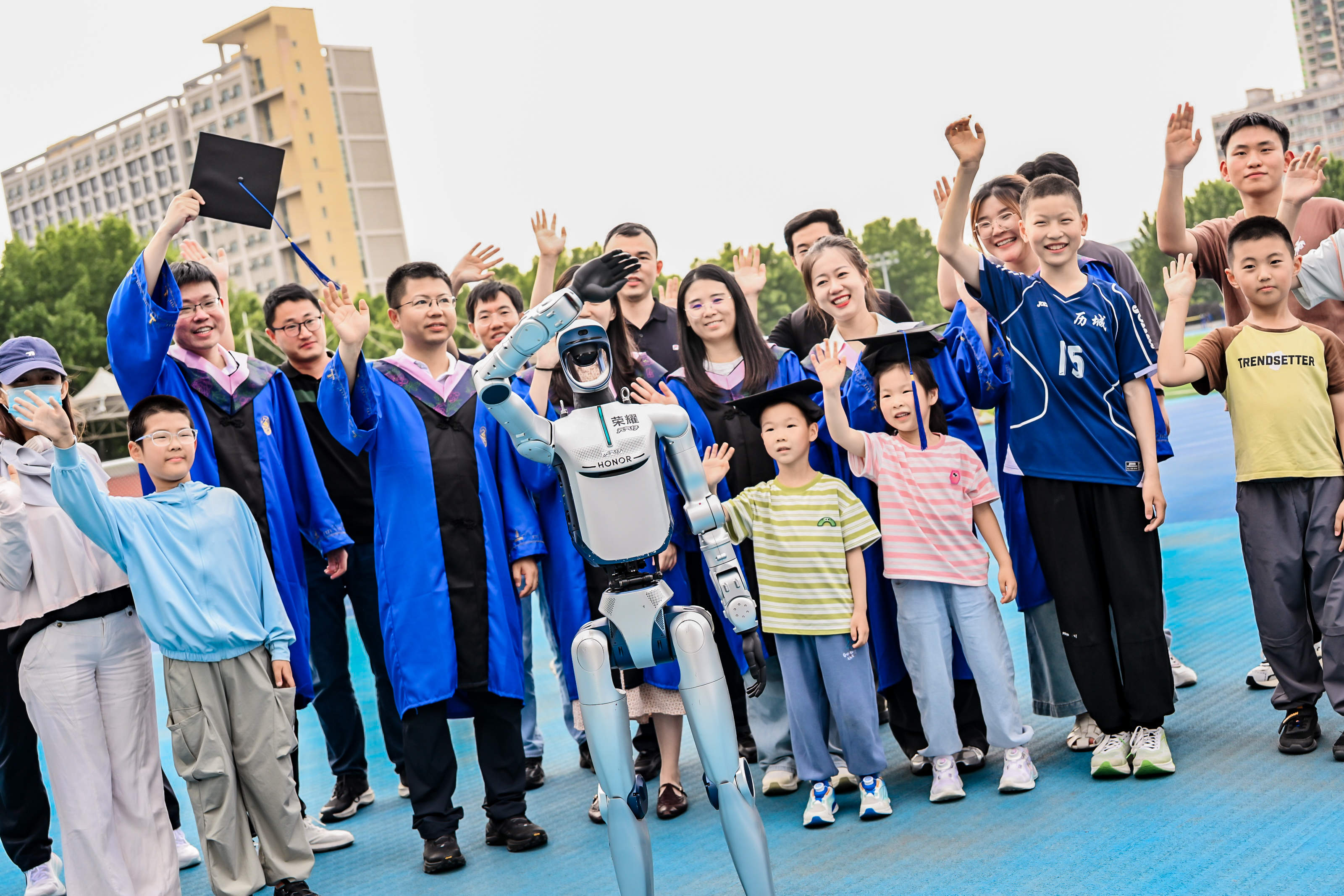 荣耀机器人走进山东大学 与学生惊喜互动