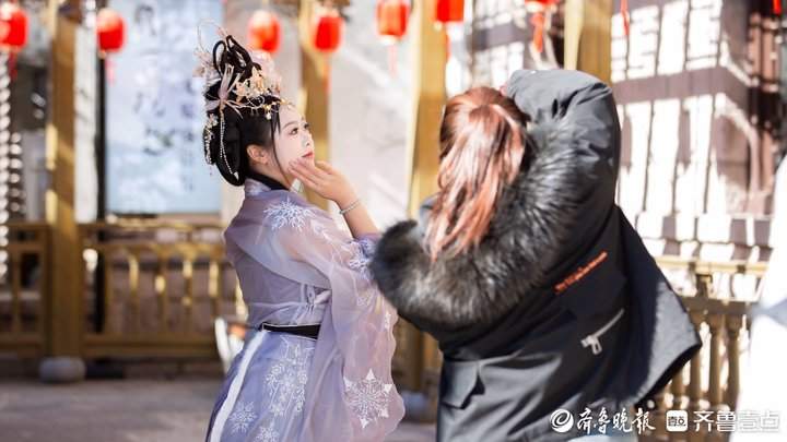 寒潮中的古风丽影：明府城中汉服女孩定格青春美好