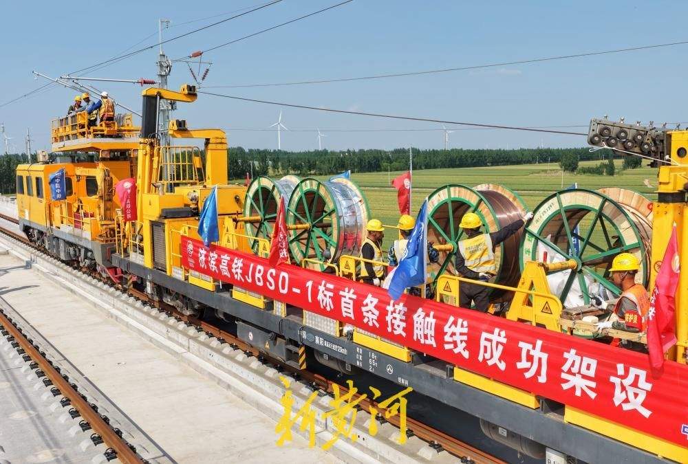济滨高铁济南地区首条接触线成功架设