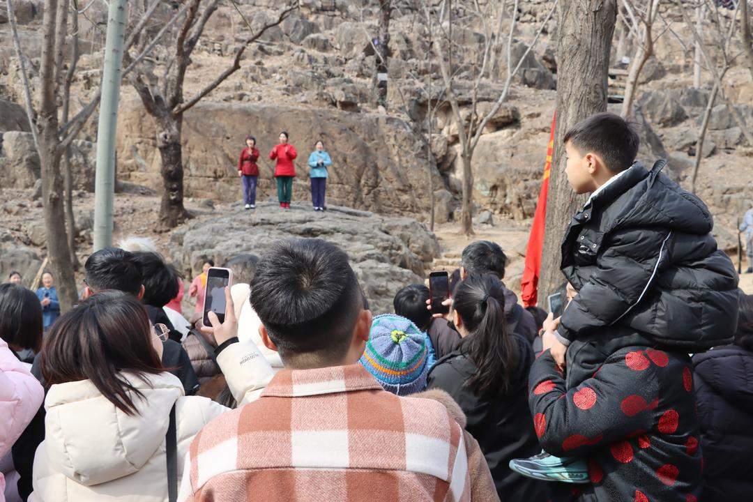 新春走基层丨车水马龙 齐鲁迎客来