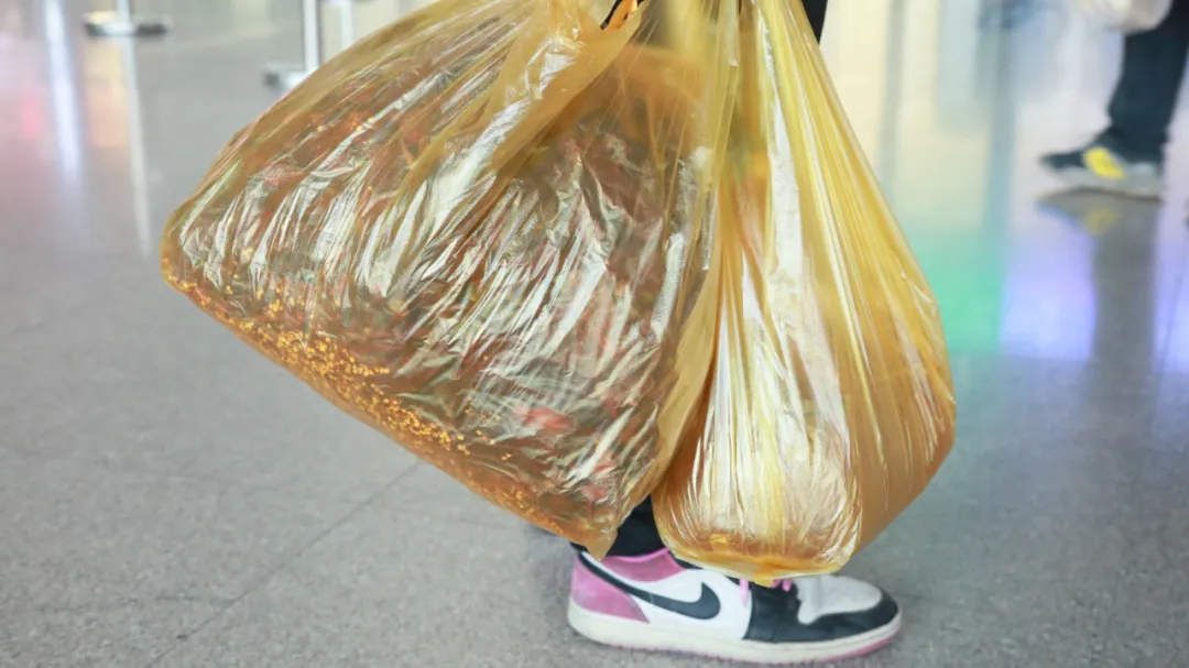 高铁站又现神秘打包盒，麻辣烫稳居“带货”榜首