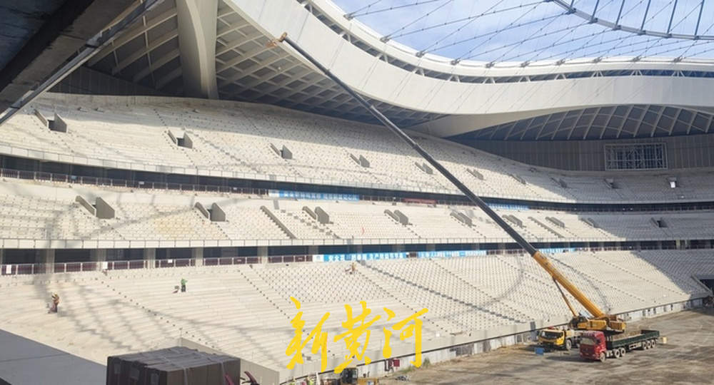 黄河体育中心足球场施工正酣，“九曲黄河万里沙”壮阔景象初现