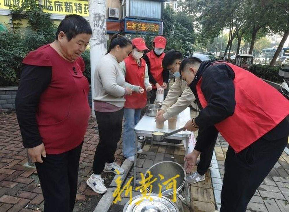想让患者家属吃上口热乎饭，济南“00后”大学毕业生在这里免费发早餐
