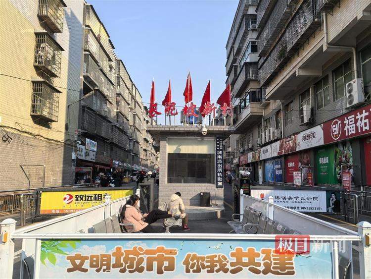 重访“听劝理发师”晓华：门店依然一号难求，有人特意蓄发一个多月来剪