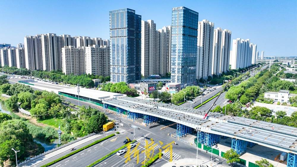 济南腊山河西路北延工程全线首联钢箱梁吊装完成