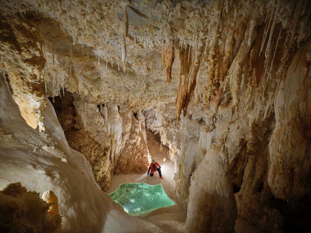 贵州遵义发现4.8亿年“地下水晶宫”