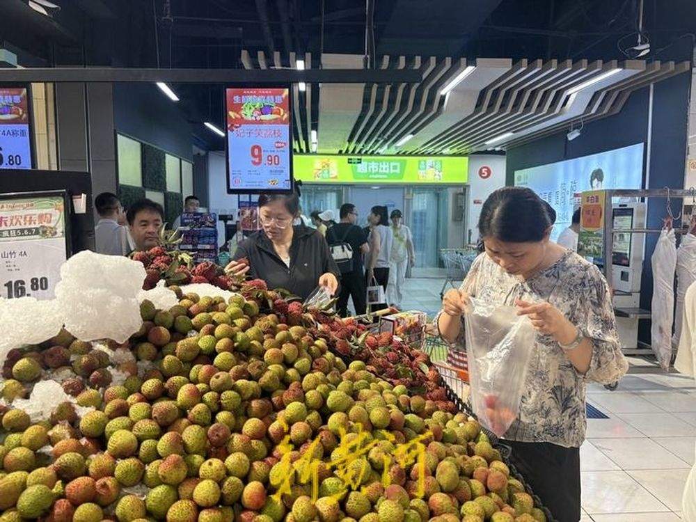 济南各大商超荔枝热销，预计价格还会继续降