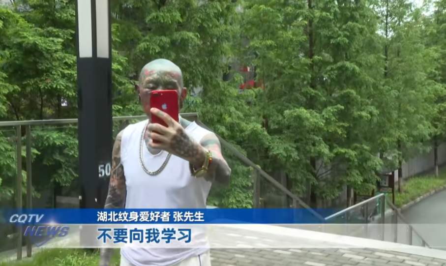 68岁大爷满身纹身!高铁飞机坐不了,亲友躲着走:你是个老妖怪