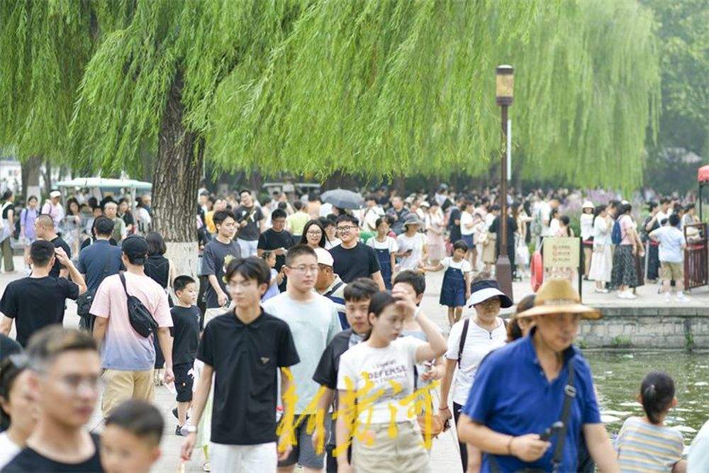 大明湖迎来暑期旅游高峰 赏荷打卡享受清凉一“夏”