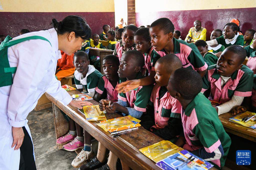 中国援喀麦隆医疗队在当地开展义诊活动