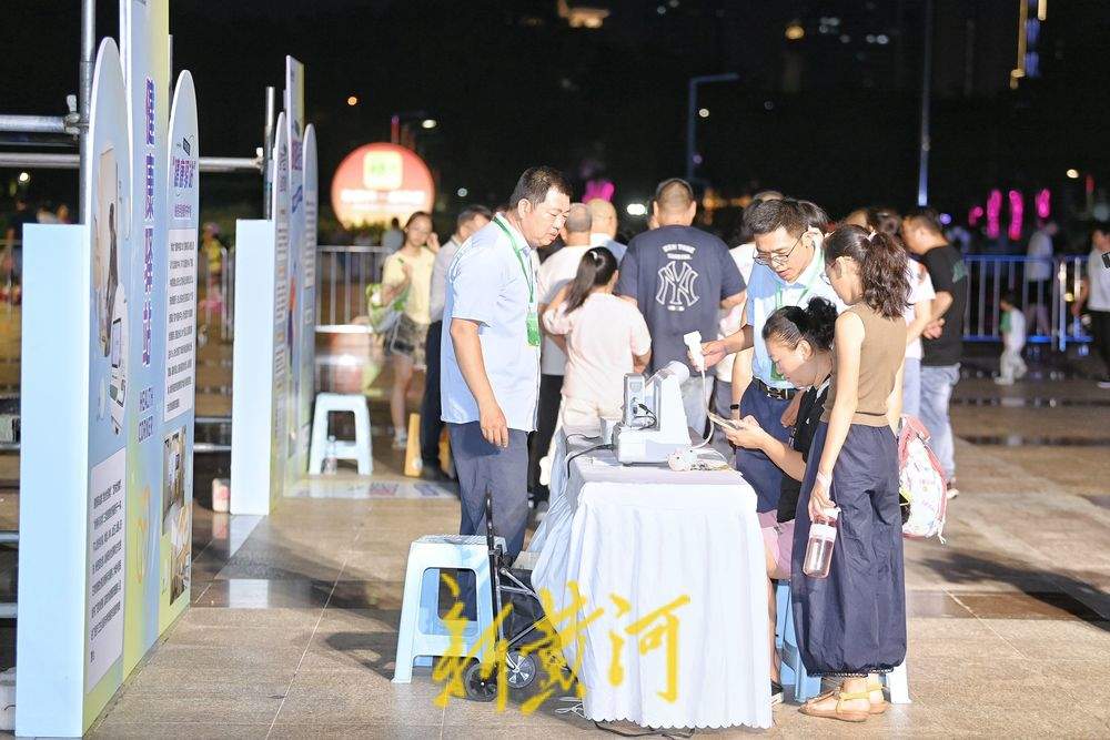 泉城广场上享秋凉 “唱享泉城音乐汇”热度不减