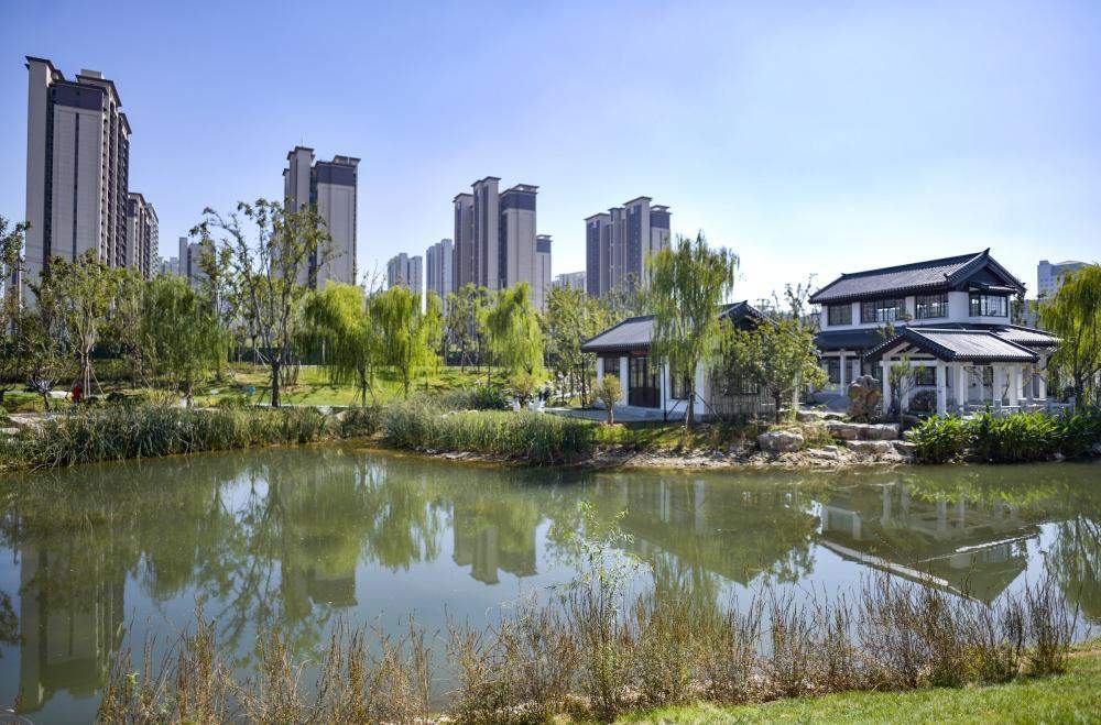 济南北湖片区再添滨水休闲空间 市民河畔一览水天一色美景