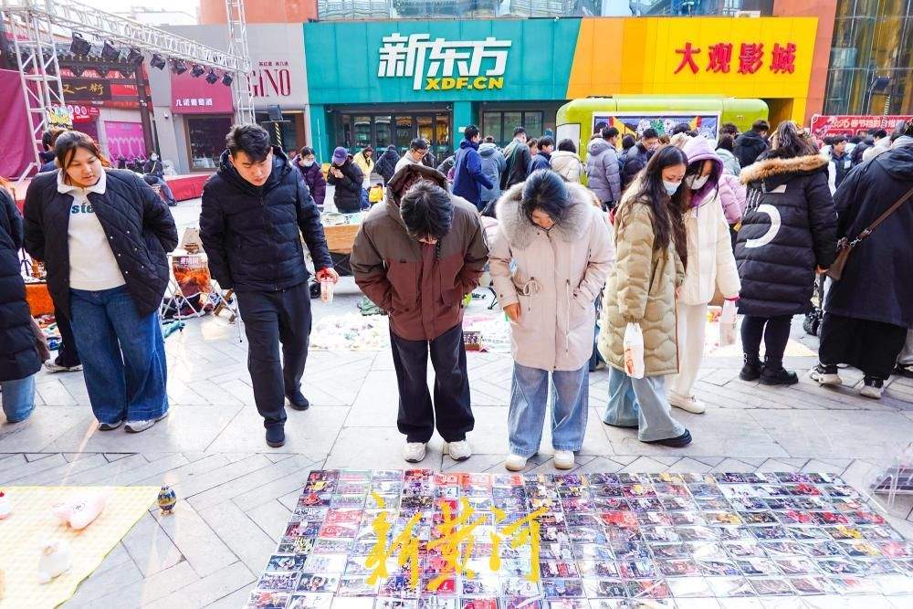 济南大观园周末夜市开张，烟火气里点亮“夜经济”